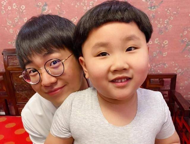 郭德纲收于云霆当徒弟,于谦则收郭德纲的大儿子郭麒麟当徒弟,这是相声