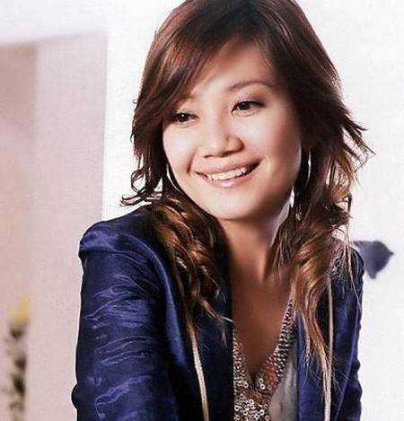 娱乐圈六位女星有"虎牙",张雪迎佟丽娅好美,她太丑偷偷做矫正_李宇春