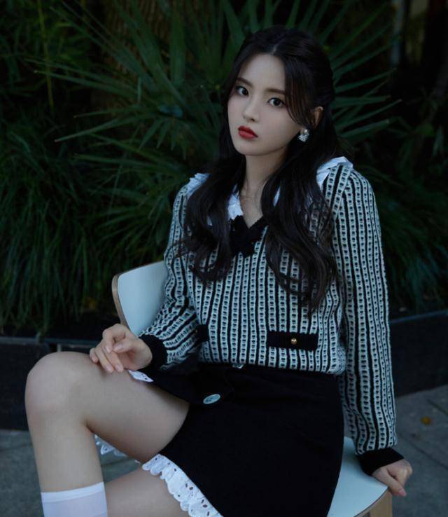 有种"锦鲤"叫杨超越,把"白袜"穿到透光,秀出双腿比电棍还细_时尚_look