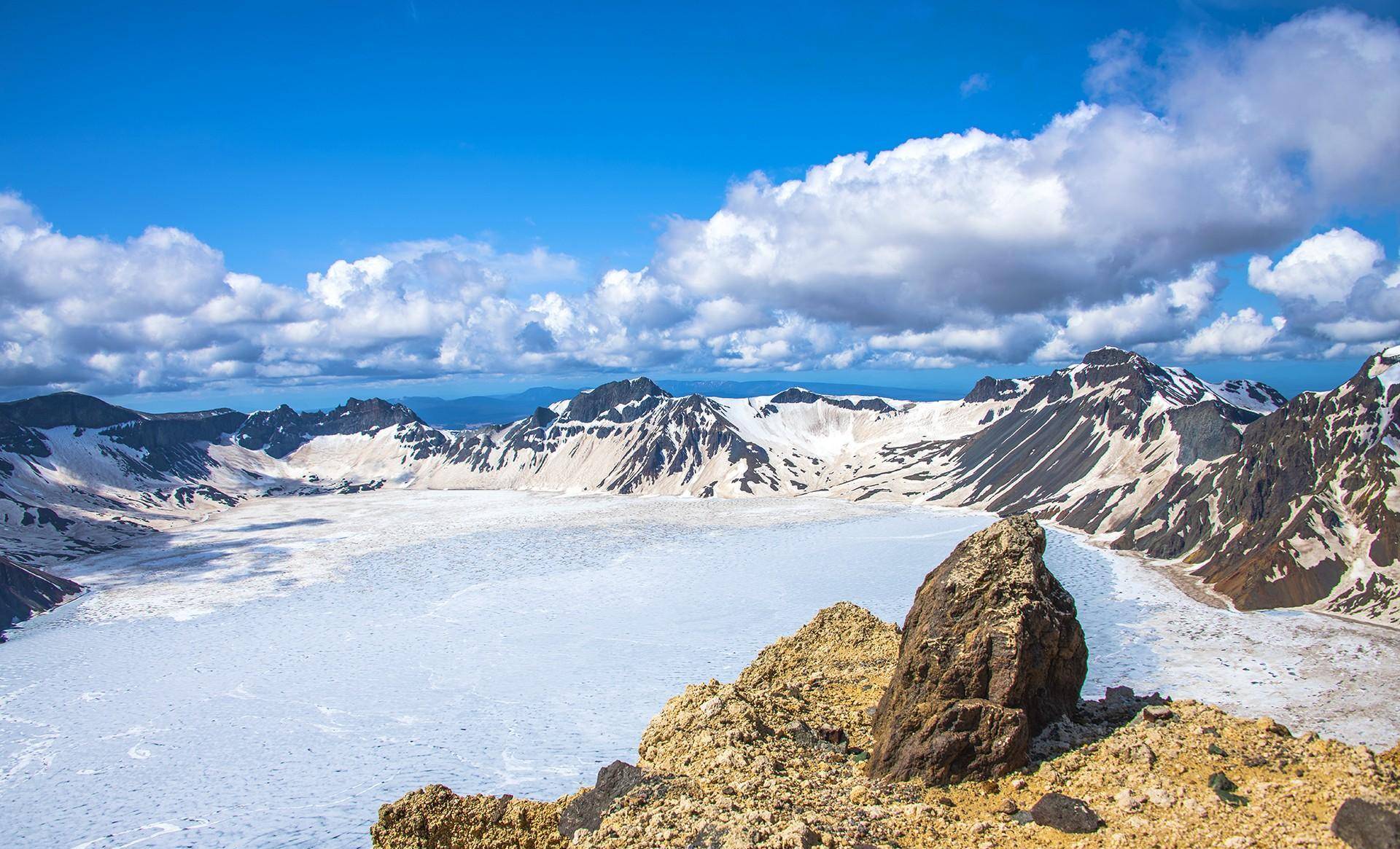 长白山天池,是"世界上海拔最高的火山湖"吗?_山顶_湖面_飞瀑
