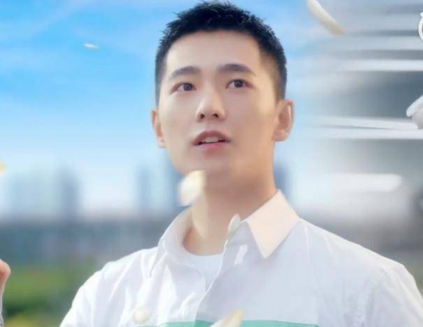 在这段15秒的视频中,杨洋以一个短发寸头的新形象出镜,上身穿一件纯