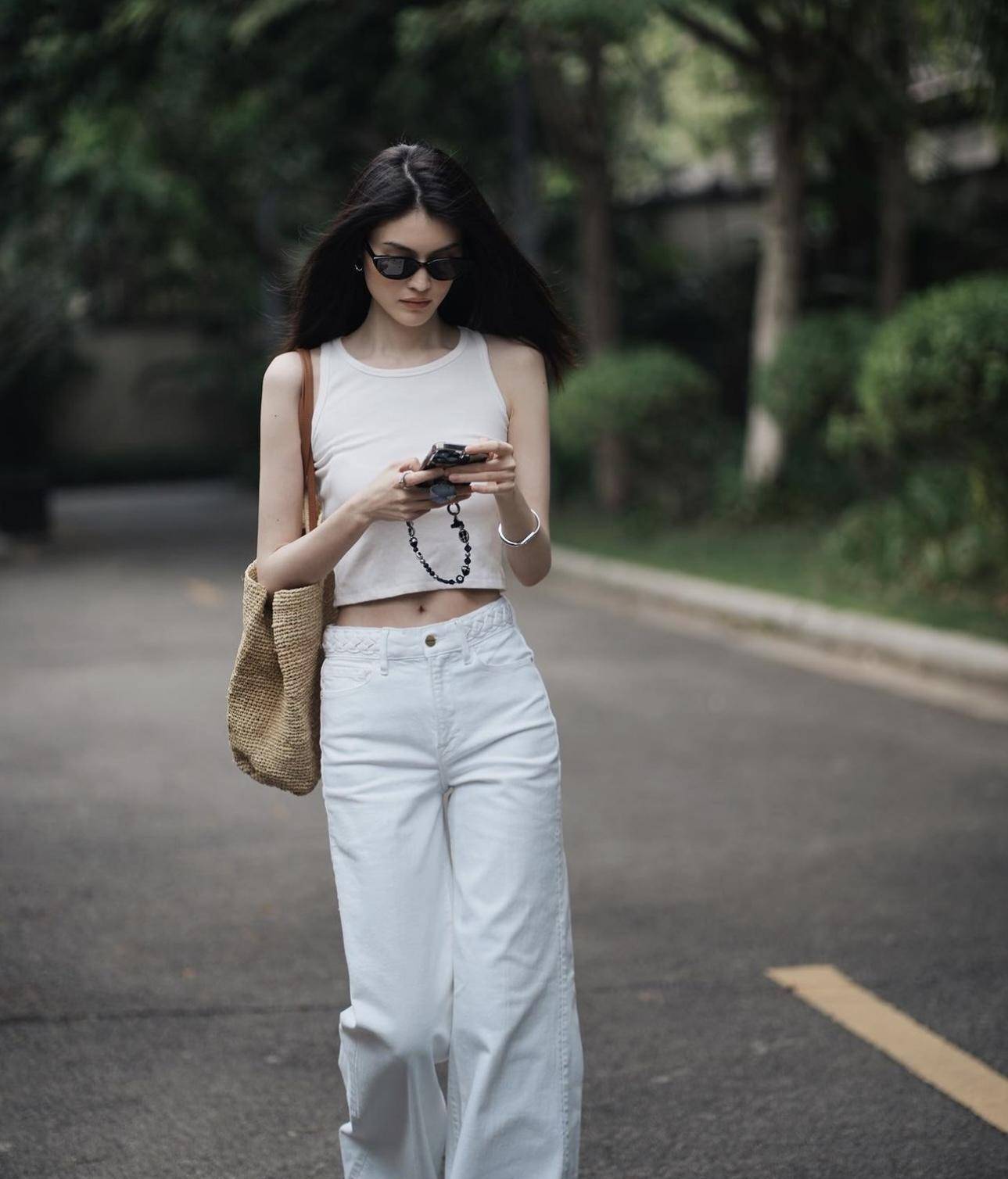 何穗的日常穿搭极其吸睛,气质又凶猛,不愧是超模_蓝色_身材_黑色