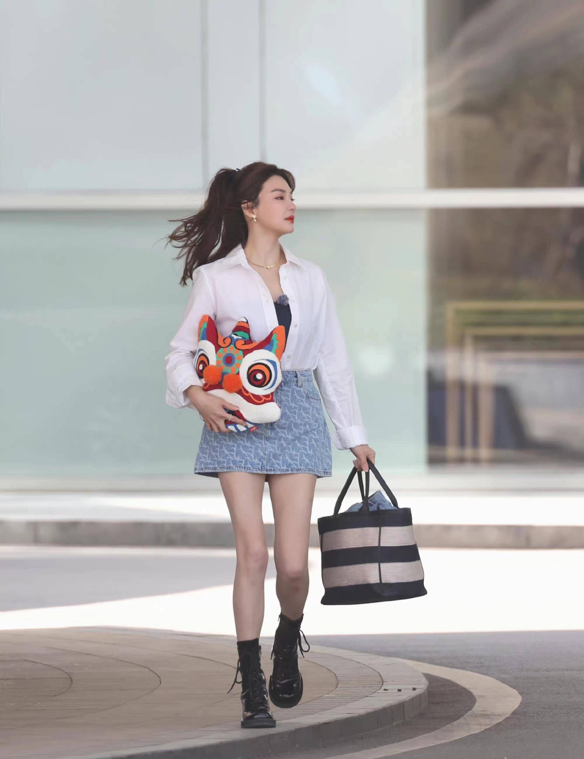 张雨绮《女子推理社》上班路透,白衬衫搭牛仔短裙,清新又减龄!