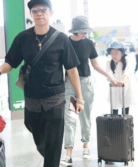 袁泉夏雨穿情侣装现身,女儿身高已到妈妈肩膀,一家三口非常接地气