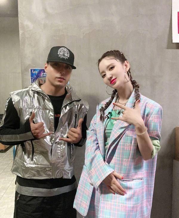 张萌晒和王一博手绘合影,一身粉绿格子装下巴看着太尖_西装_身材_绿色