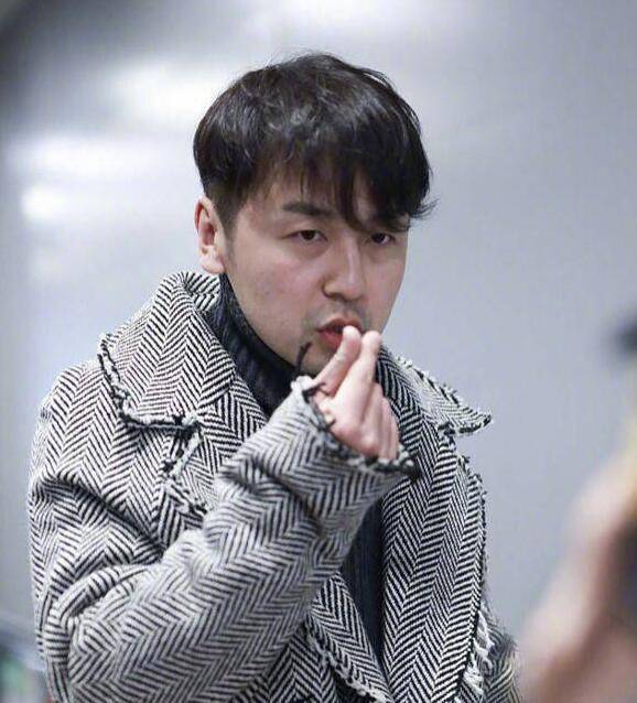 大叔雷佳音油腻版比心,他的性格真的太可爱了.