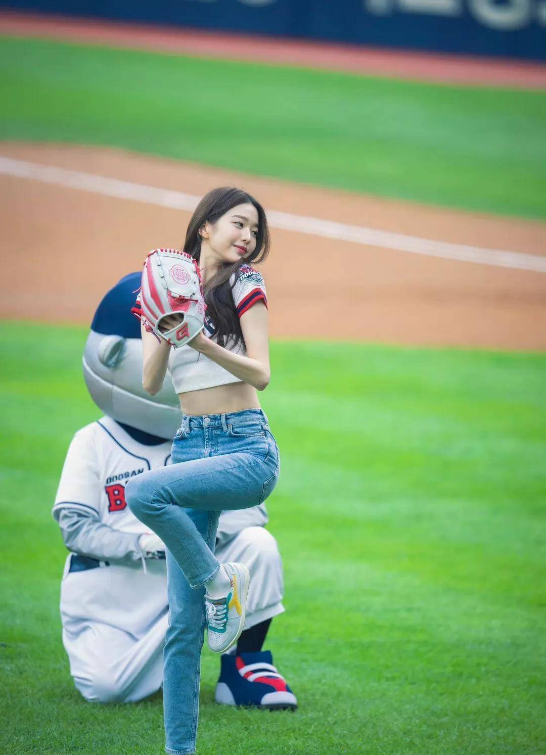 棒球场上的张元英实在是太美了,一举一动都让人喜爱_娱乐_全场_穿着