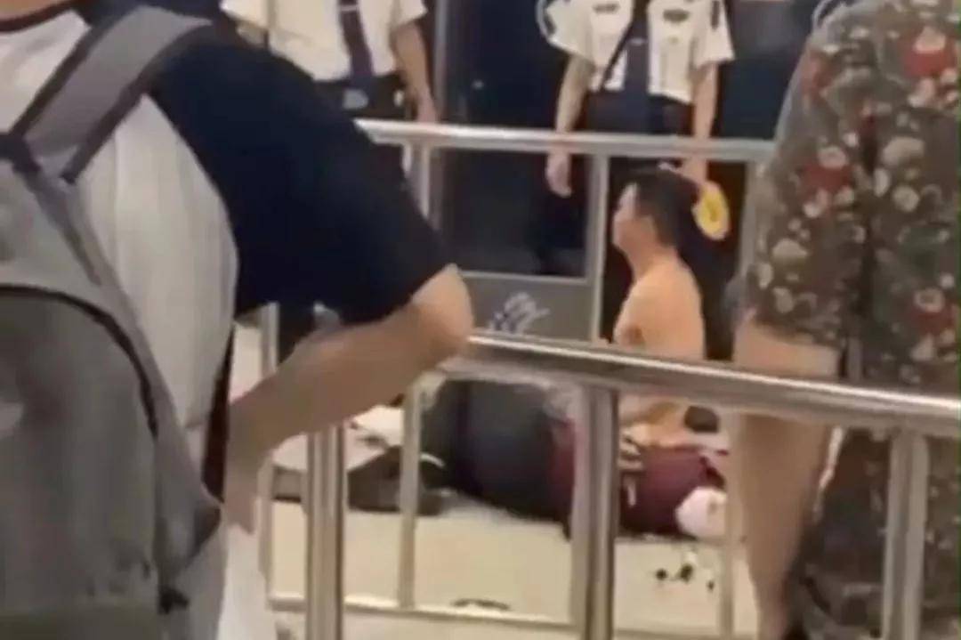 广西一男子地铁内脱衣，推倒女站务员压在身下！网友：处罚太轻！