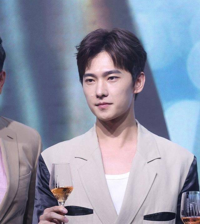 杨洋靓装出席商务活动,生图爆痘明显,t区油光却难掩帅气_显得_赵露思