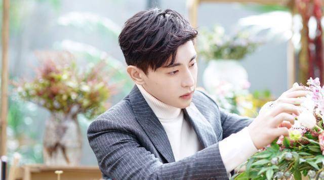 娱报:点名周琛,王嘉尔,邓伦,王一博,刘宇宁,迪丽热巴!_榜单_音乐_跑车