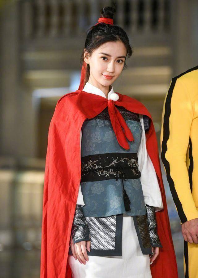 其实,也算不上是严格意义上的女扮男装,因为杨颖演绎的"花木兰"在历史