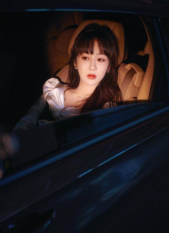 杨紫"大片"不断,为新剧做缓冲!离开欢瑞,她首部剧会是古装?