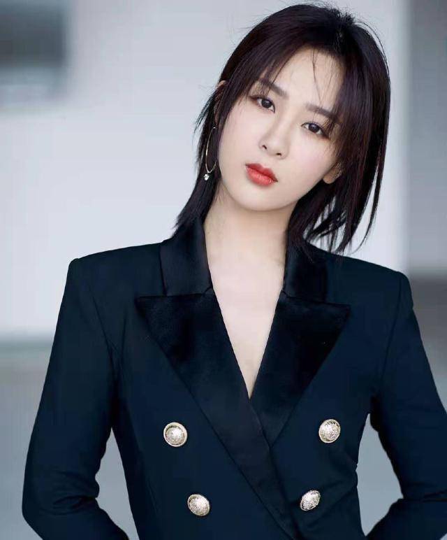 杨紫着连体西装现身,飒爽帅气,大玩霸道总裁风,李现能不投降吗_造型