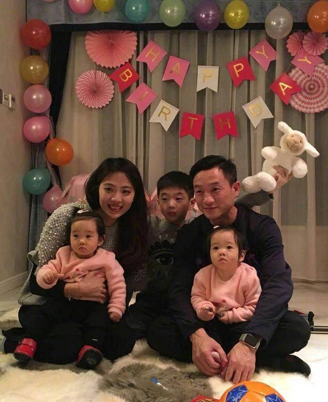 杨威双胞胎女儿一岁啦,一家人合影太有爱了!_东西_什么_宝宝