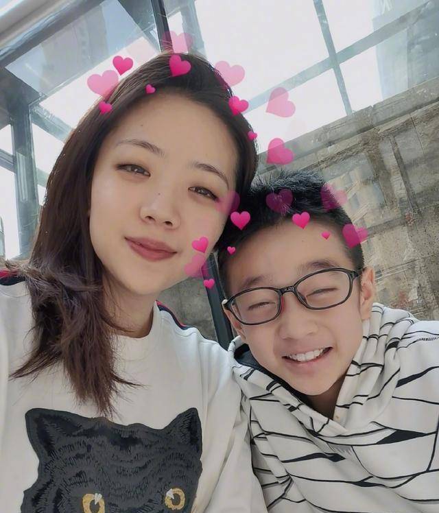 不过却十分可爱,模样清秀,而长大些的杨阳洋褪去了呆萌变成阳光美少年