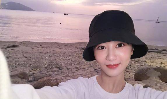 杨紫:节前到三亚度假,怎奈妈妈摄影差"拍10张只能出1张成片"_照片