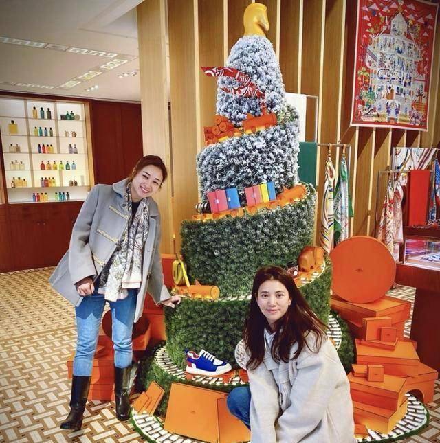 袁咏仪低调庆祝49岁生日,收8个蛋糕开心感动,张智霖送名牌包包_儿子