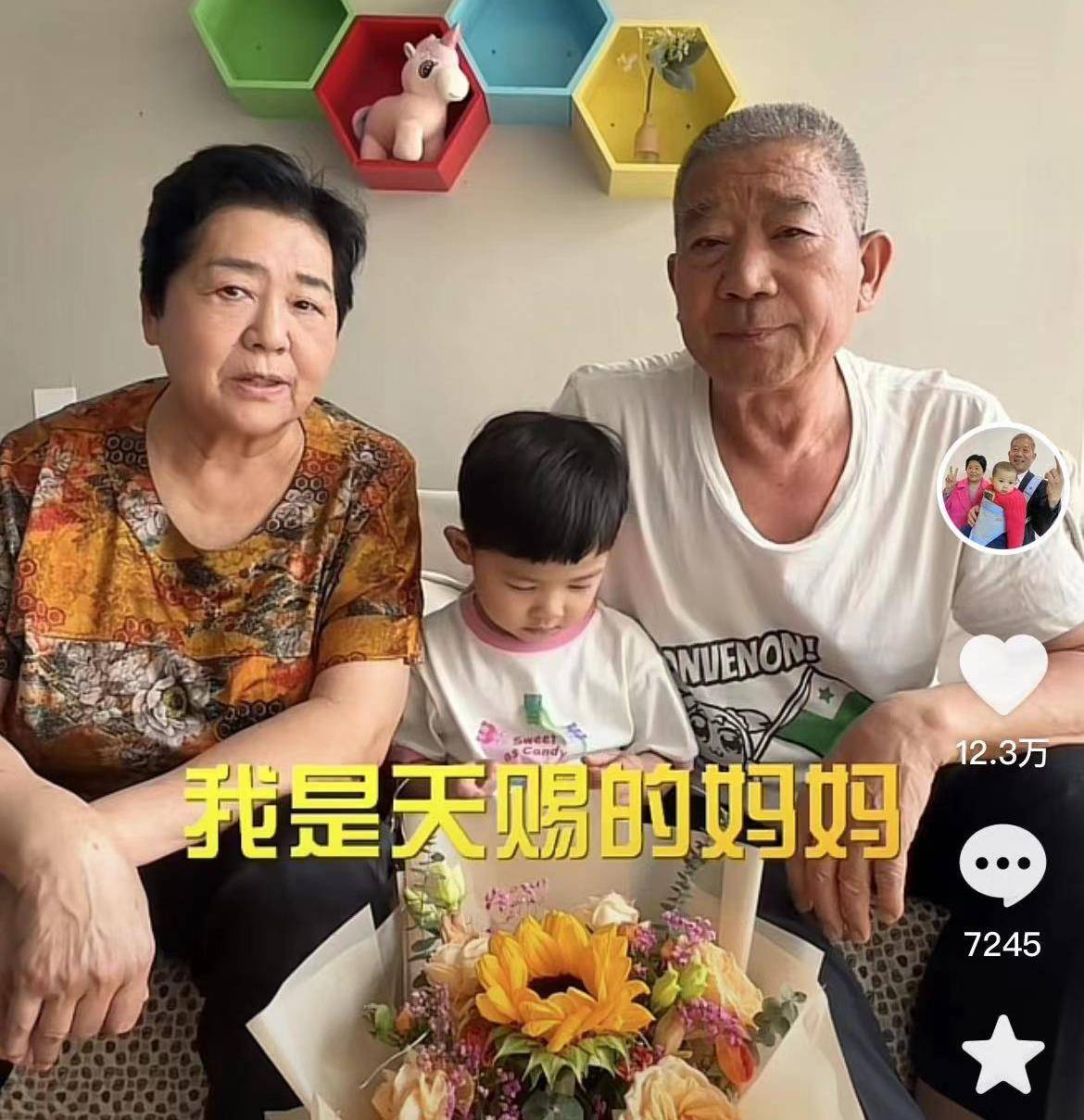 3岁小天赐父亲节献吻,72岁黄老汉一脸陶醉,不后悔高龄生女_小孩子