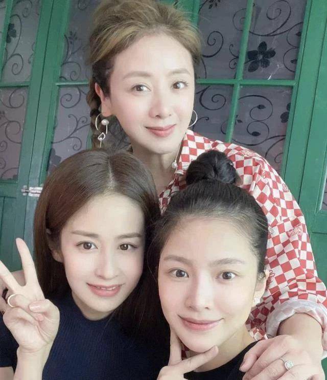 两人的女儿小月亮也是被捧在手心长大的孩子,近日更是为女儿的四岁