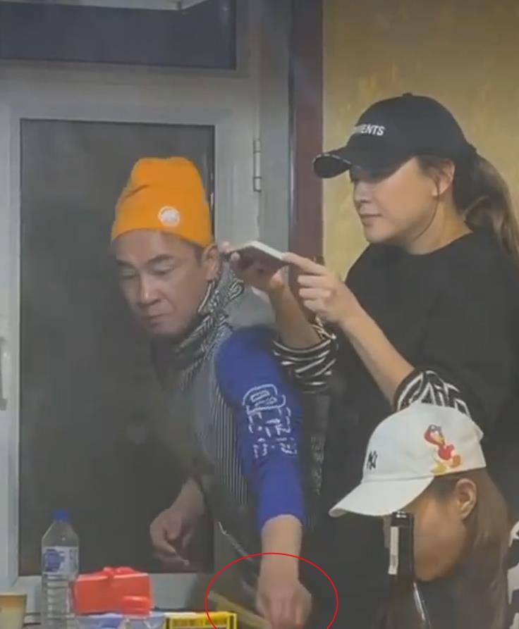 陈小春夫妇与好友下馆子,打扮朴素接地气,应采儿抽烟喝酒全都要_娱乐