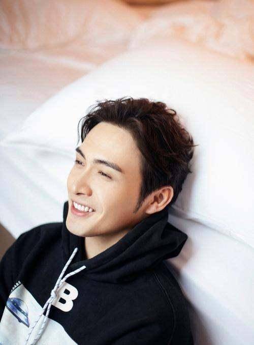 张彬彬晒出自己头围61cm,你喜欢这样风趣可爱的男神吗?