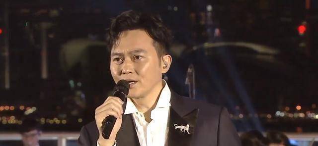 张国荣音乐会大咖助阵,莫文蔚犹如仙子,张智霖轻轻吟唱道尽思念_歌曲