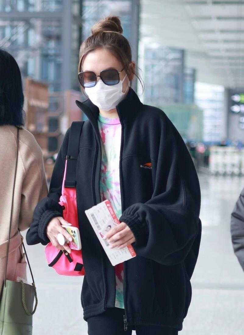 38岁的应采儿真会穿,一身黑色搭配彩色t恤,洋气不说还很高级_粉色