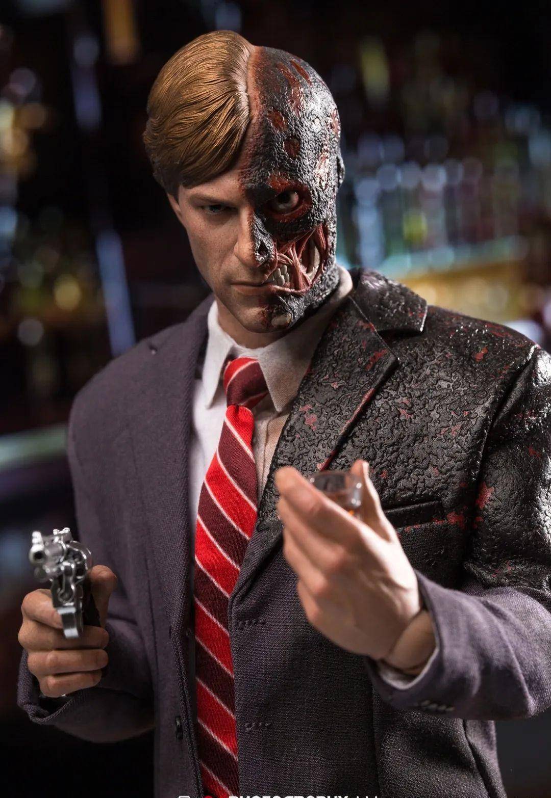 双面人哈维·丹特是成就了蝙蝠侠和小丑的男人,有人反驳吗?
