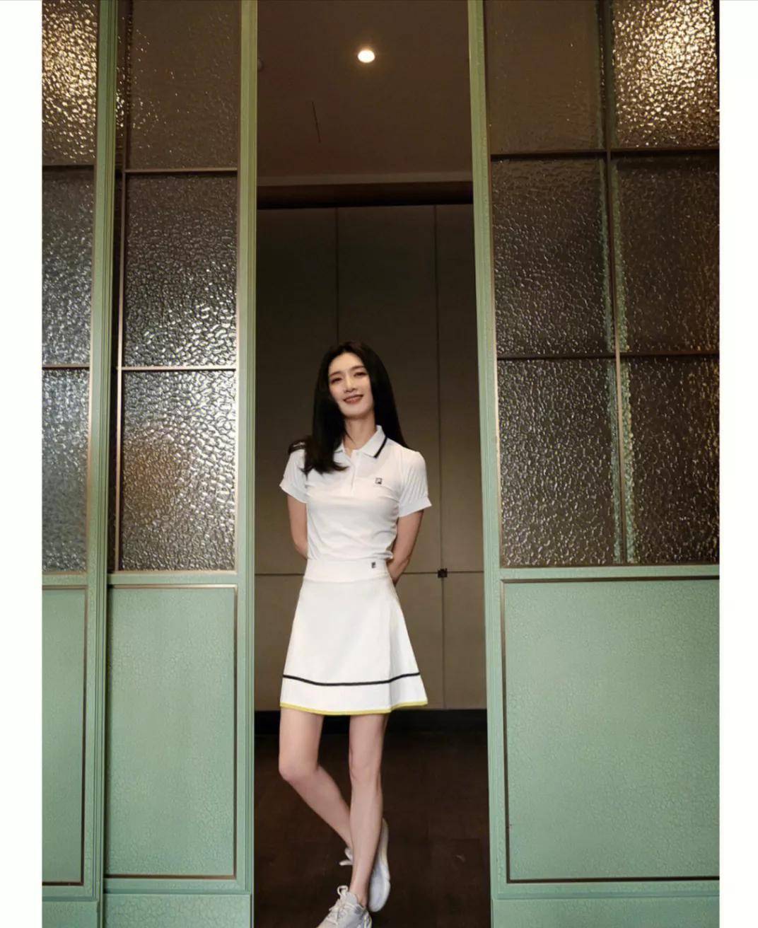 一身白短裙的江疏影真的很美,像十几岁的女高中生_白色_显得_首歌