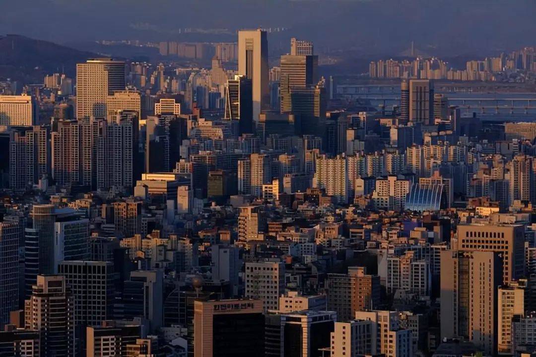 接着忍？全国6亿栋房不是关键，54万亿房贷，才是我们最大的痛苦（中国有30亿套房）