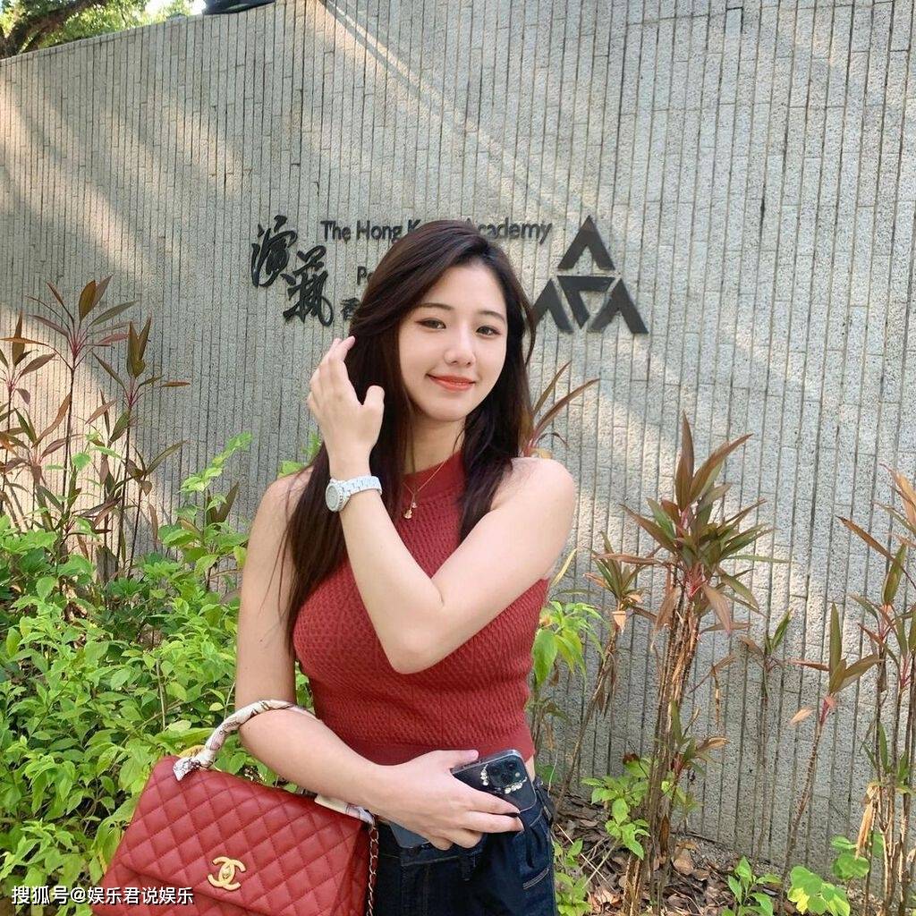poa)「火辣学霸」michelle拥香港大学财经系硕士学历,以低胸裙再战