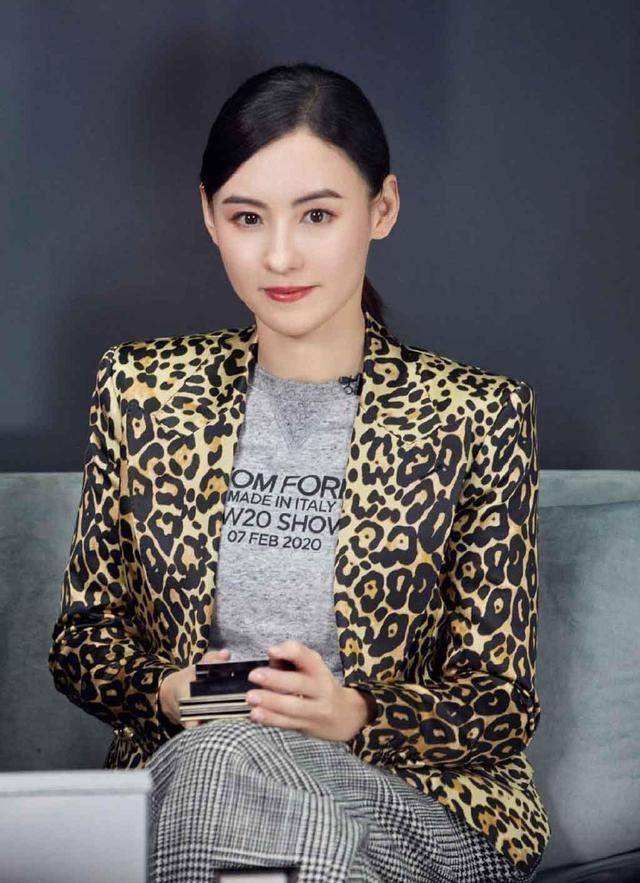 张柏芝再现惊艳造型,豹纹西服配高腰阔腿裤,冻龄美颜惹人羡_黑色_外套