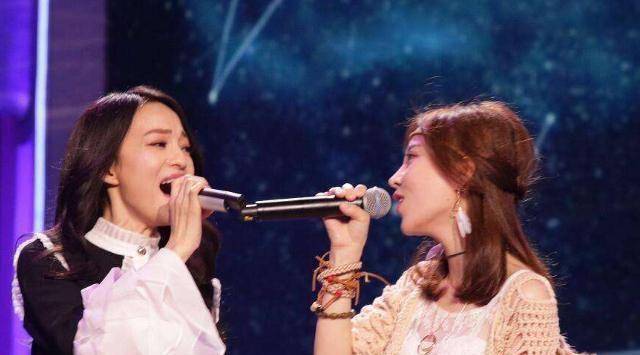 150cm冯提莫与159cm鞠婧祎同台,网友笑称:膝盖以下都是鞋?