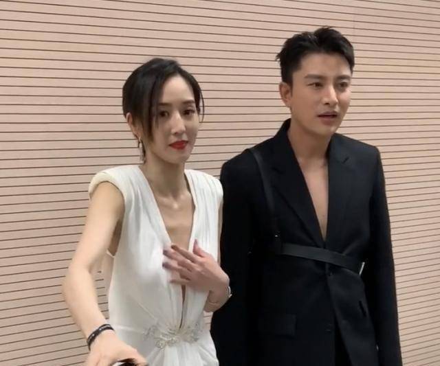 张钧甯偶遇贾乃亮,吐舌头,击拳举止亲密,网友:感觉好般配_礼服_活动