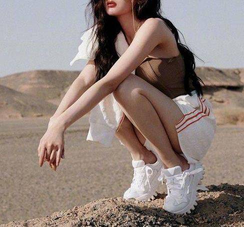 张天爱为显腿长踮脚拍照,看到她的侧身曲线后,不当模特太可惜了_第1张