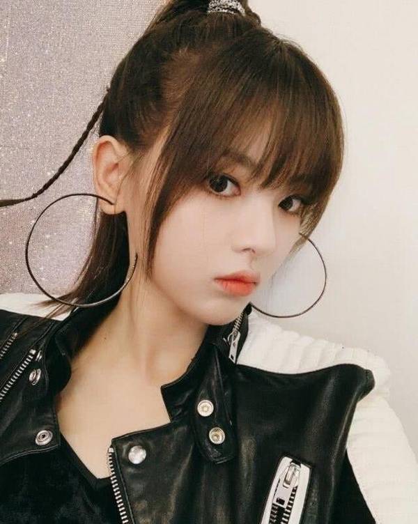 不过关晓彤的浏海造型评价却很低,不仅曾被网友讥笑是「女版黄子韬」