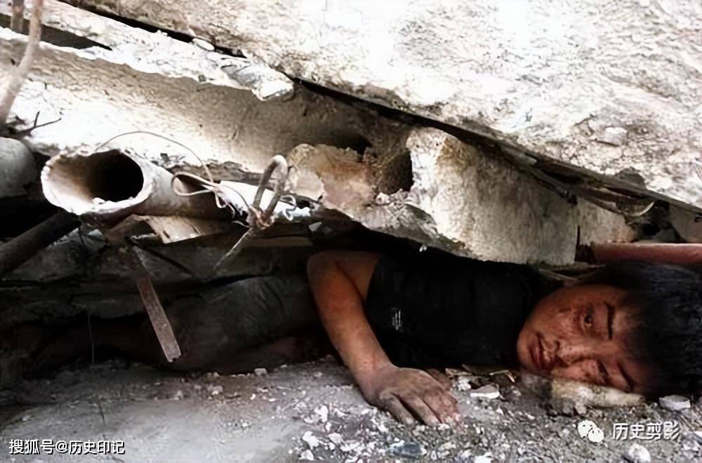 汶川地震15周年:100张照片,100个让人泪流满面的瞬间_孩子_四川_遗体