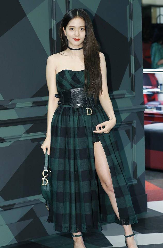 金智秀穿高奢挺有气场,迪奥和burberry穿出不同效果,优点没藏住_时尚
