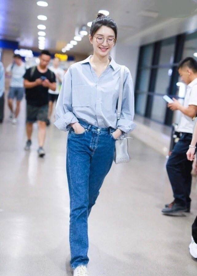 江疏影和胡歌同镜十分吸睛,身穿衬衫搭配牛仔短裙,个性绝妙,少女感