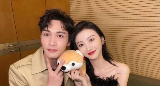 张彬彬景甜玩游戏丝毫不避嫌,仰卧起坐吻超甜,钟汉良表示嗑到了_女方