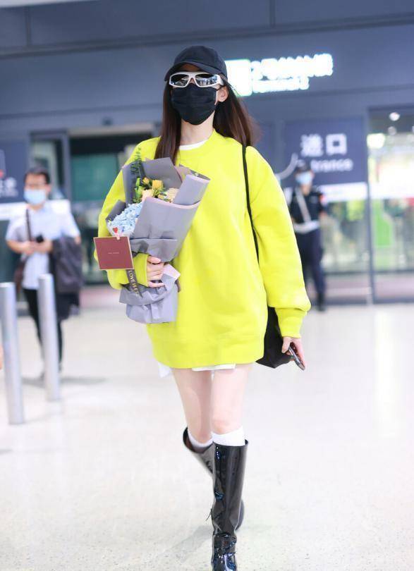 张天爱机场大玩下衣失踪,大长腿吸睛,还是张靓颖粉头_身材_胖子_穿着