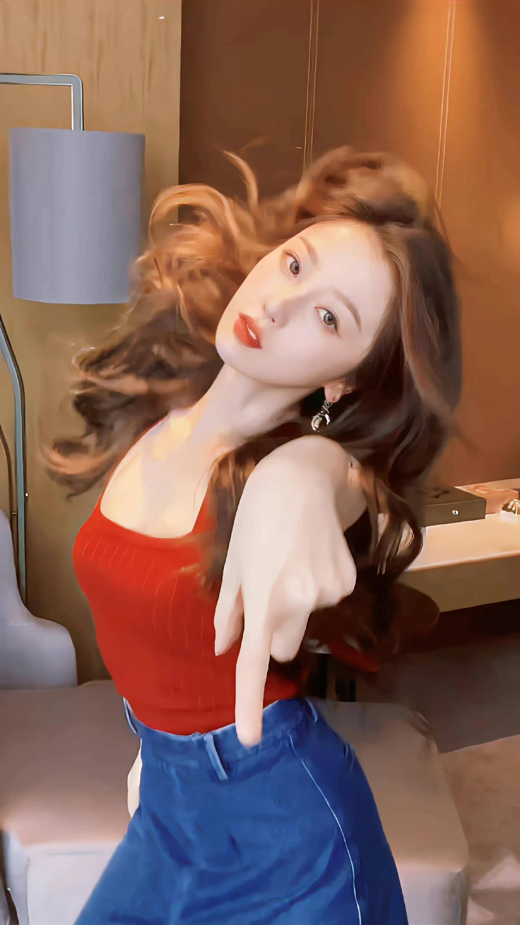 虞书欣穿红色吊带牛仔短裙热舞,栗色卷发热情似火让人神魂颠倒_身材