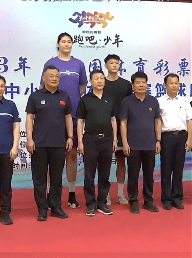 16岁山东女篮小将张子宇2米27制霸篮下,与领导合影鹤立鸡群_济南市