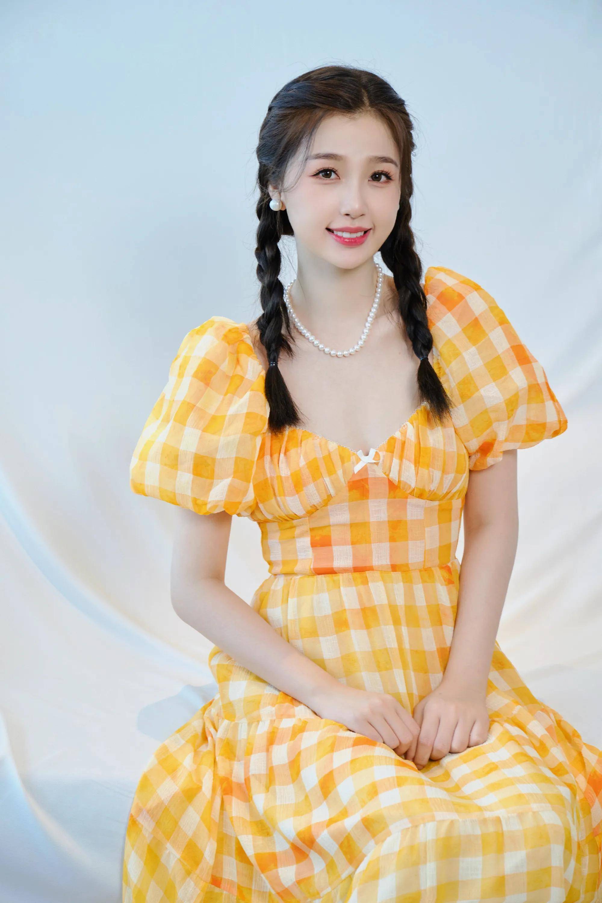 虞书欣可甜可咸,5套翅膀展现不同魅力,时尚吸睛_裙子_连衣裙_的设计