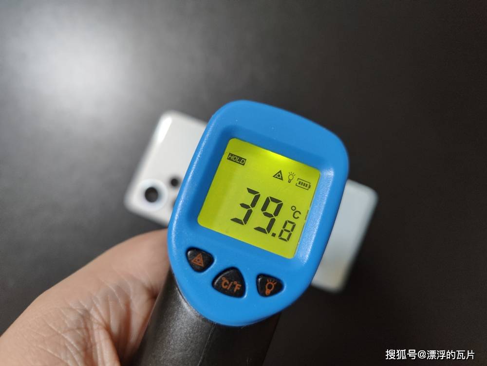 温控方面,同样室温27,游戏一小时后测试,红外测温仪读数为39.8度.