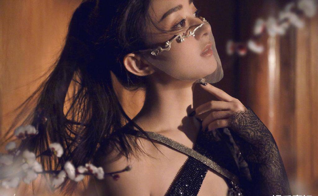 赵丽颖《madamefigaro费加罗》封面大片,演绎出东方气质_绮丽_梦境