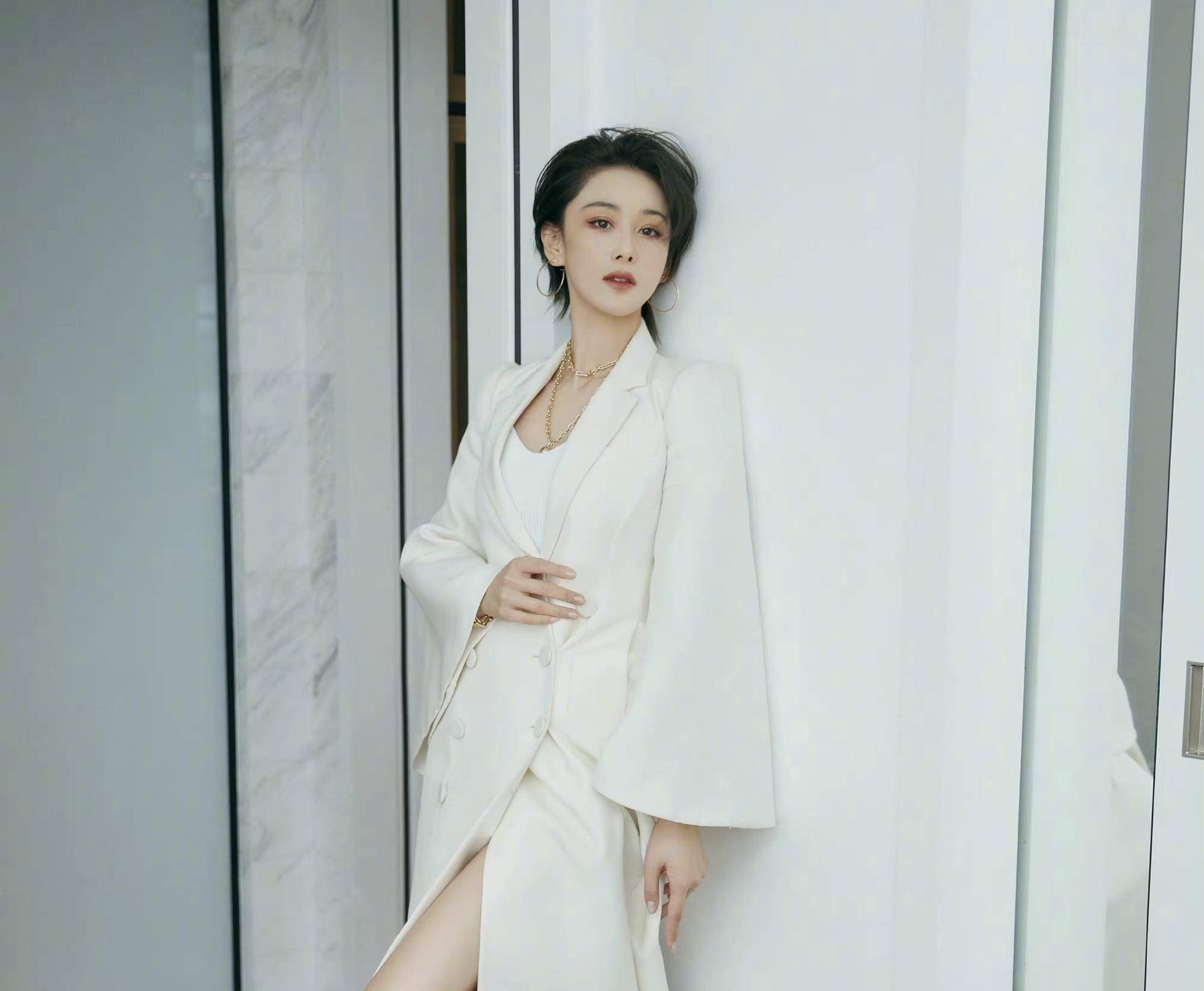 张馨予在发布会上隔空表白老公上热搜,白羊座的爱就是如此热烈_军人