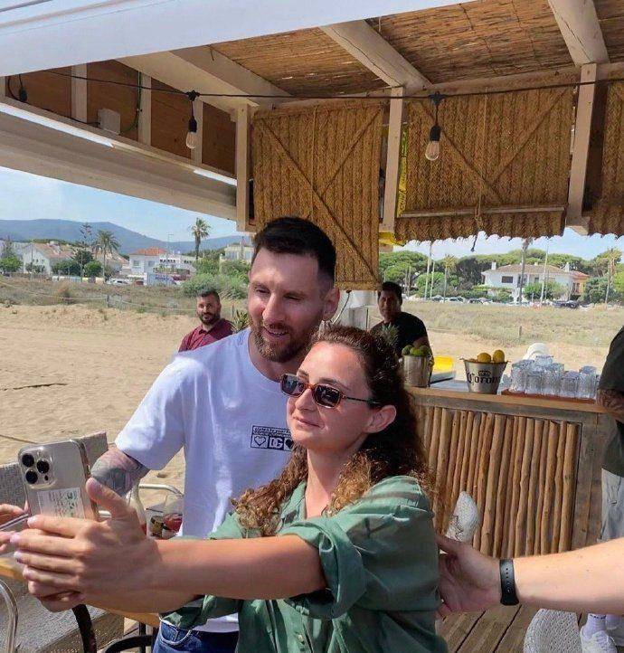 梅西天使签巴萨海边餐厅,足坛天王穿着人字拖走豪车_苏亚雷斯