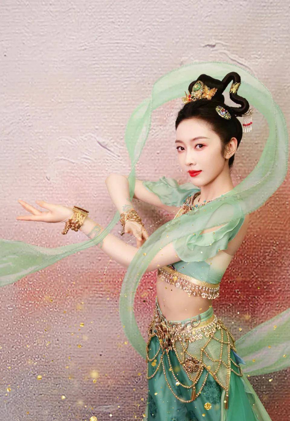 宣璐舞姿好美,仙气十足,随着音乐节奏翩翩起舞,宛如嫦娥_传奇_兰玛珊