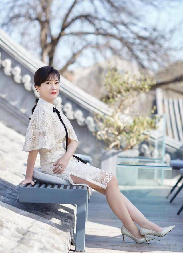 赵雅芝不愧为娱乐圈的传奇,60 依旧如少女,状态穿搭双双在线_旗袍